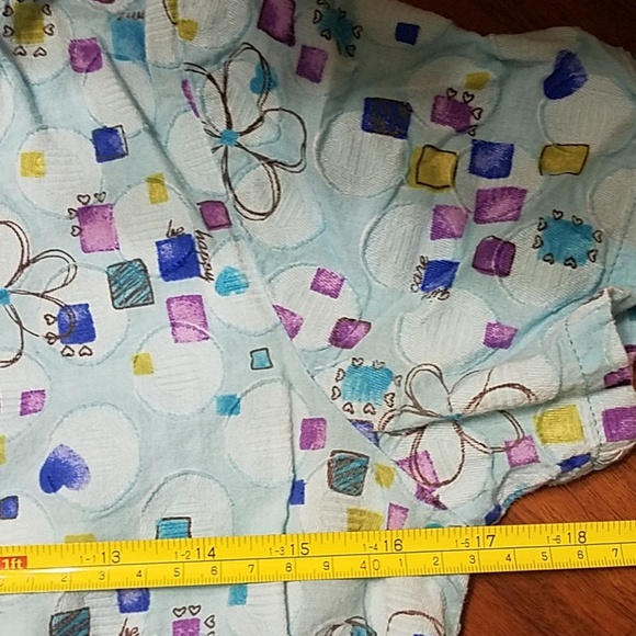 Cherokee Scrub top in Blue With Print Design In Gentlt Used Condition - Picture 6 of 8